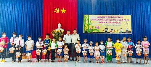 Tặng quà Tết Trung thu cho trẻ em có hoàn cảnh đặc biệt ở Phú Tân
