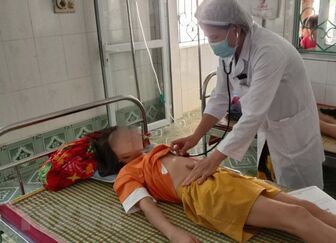 13 học sinh nghi bị ngộ độc thực phẩm