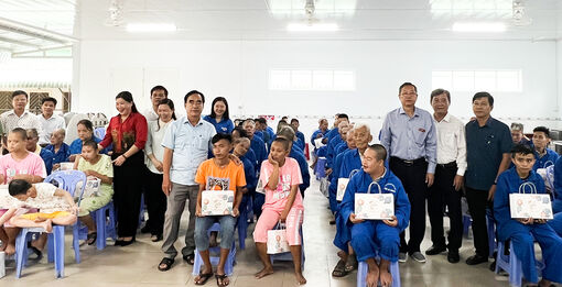 Phó Bí thư Thường trực Tỉnh ủy, Chủ tịch HĐND tỉnh An Giang Lê Văn Nưng trao quà cho thiếu nhi và người già nhân dịp Trung thu