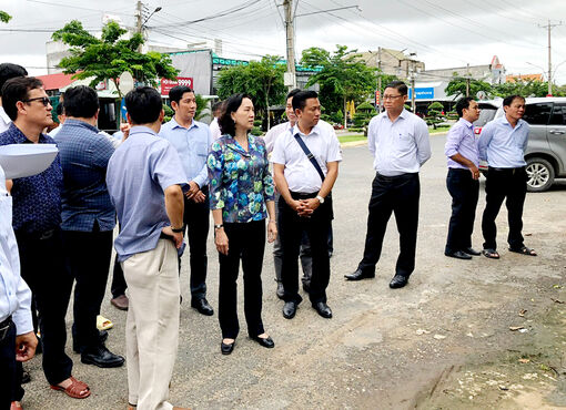 Phó Chủ tịch UBND tỉnh An Giang Nguyễn Thị Minh Thúy khảo sát các dự án đầu tư xây dựng ở huyện An Phú