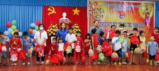 Tạo niềm vui Trung thu cho trẻ em có hoàn cảnh đặc biệt ở thị trấn Tri Tôn