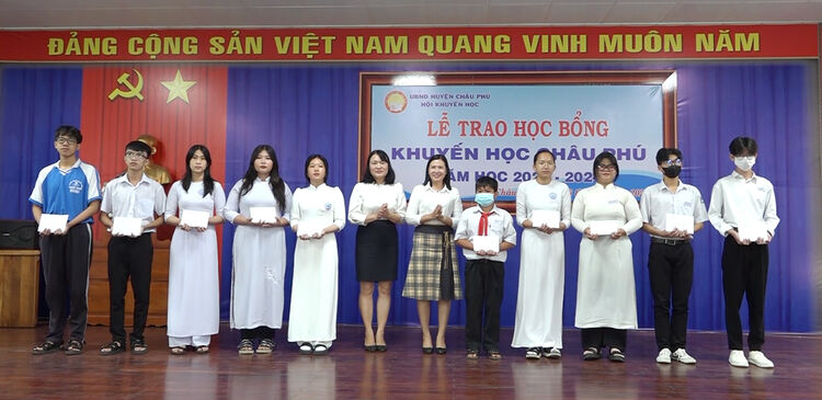 89 suất học bổng trao cho học sinh hoàn cảnh khó khăn huyện Châu Phú