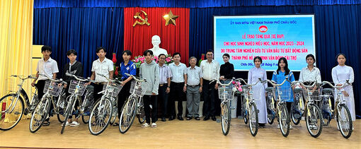 UBMTTQVN TP. Châu Đốc trao xe đạp cho 20 học sinh nghèo hiếu học