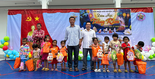 UBND huyện Tri Tôn tổ chức Trung thu cho trẻ em khó khăn