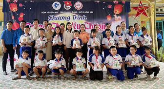Hơn 200 phần quà cho thiếu nhi vùng biên vui Trung thu
