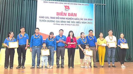 Tuyên dương 12 gia đình trẻ tiêu biểu ở Chợ Mới