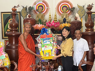 Chủ tịch HĐND huyện Tri Tôn thăm chùa Khmer
