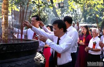 Dâng hương tưởng niệm 723 năm Ngày hóa Đức Thánh Trần và 35 năm Ngày mất Tổng Bí thư Trường Chinh