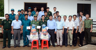 Lãnh đạo huyện An Phú tặng quà các đồn biên phòng và chốt dân quân trên tuyến biên giới