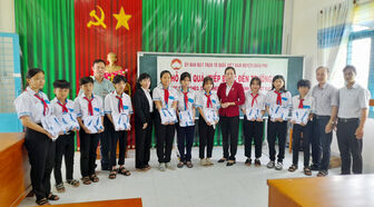 Thêm 671 phần quà “Tiếp bước đến trường” cho học sinh huyện Châu Phú
