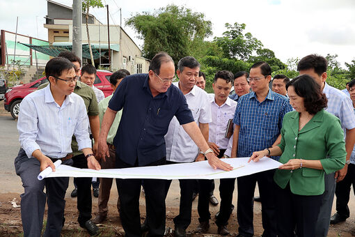 Chủ tịch UBND tỉnh An Giang Nguyễn Thanh Bình kiểm tra các công trình giao thông tại huyện Phú Tân và TX. Tân Châu