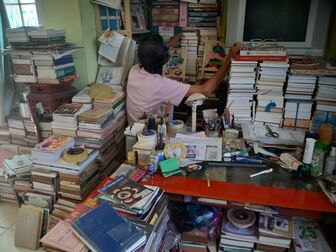 Người thầy giáo già mê sách xưa