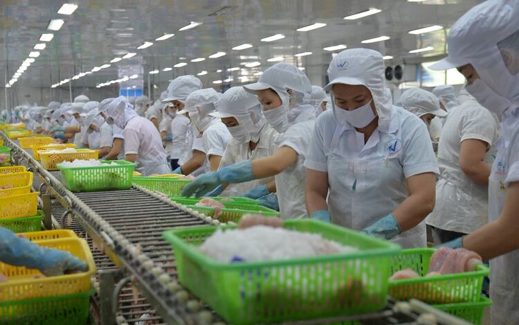 企業は市場の変動に合わせて生産を調整します