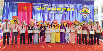 Nhiều trường ở TP. Long Xuyên nhận Cờ thi đua của UBND tỉnh An Giang, nhân Ngày Nhà giáo Việt Nam 20/11