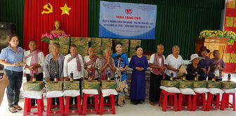 Thêm 300 phần quà cho bà con dân tộc thiểu số Khmer khó khăn huyện Tri Tôn