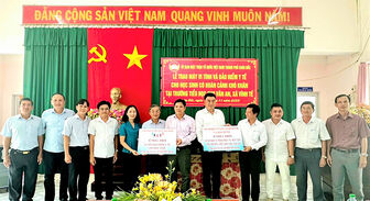 UBMTTQVN TP. Châu Đốc trao hỗ trợ cho Trường Tiểu học Chu Văn An