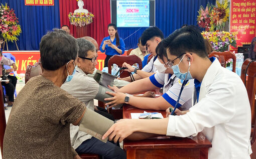 Khám bệnh, phát thuốc, gạo miễn phí cho 200 người dân khó khăn xã An Cư