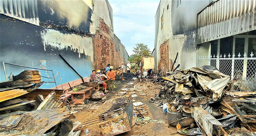 UBMTTQVN TP. Châu Đốc thăm hỏi, động viên các gia đình bị hỏa hoạn ở phường Vĩnh Nguơn