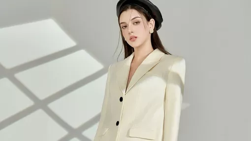 Áo vest và chân váy, cặp đôi 'bất bại' của cô nàng công sở