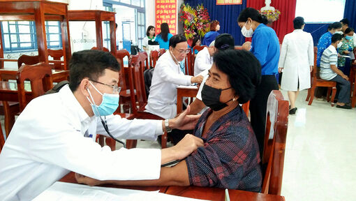 Khám, cấp thuốc và tặng quà cho hơn 200 người dân xã An Cư