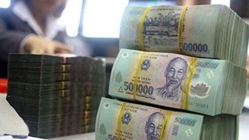 Lãi suất liên tục giảm, người dân vẫn dồn tiền gửi vào ngân hàng