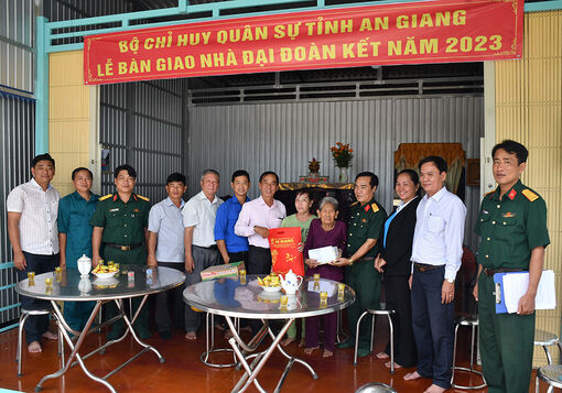 Bộ Chỉ huy Quân sự tỉnh An Giang bàn giao 3 căn nhà Đại đoàn kết