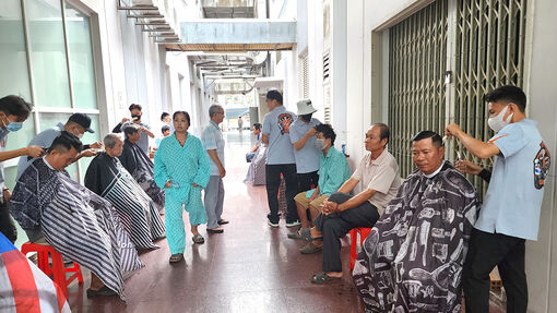 “Cắt tóc thiện nguyện” cho thân nhân, bệnh nhân đang điều trị tại bệnh viện