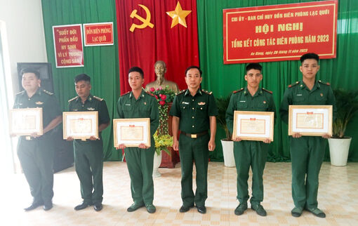 Giữ vững an ninh biên giới ở Lạc Quới