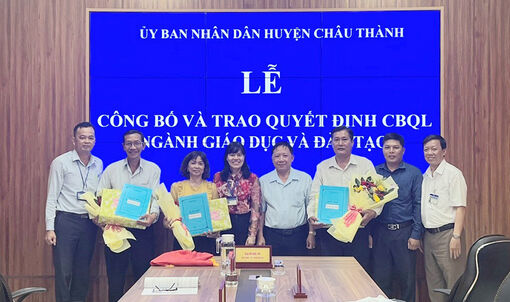 UBND huyện Châu Thành trao quyết định cán bộ quản lý ngành giáo dục và đào tạo