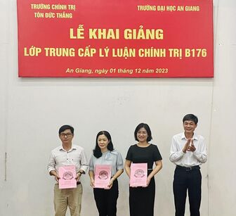 Khai giảng lớp Trung cấp lý luận chính trị B176