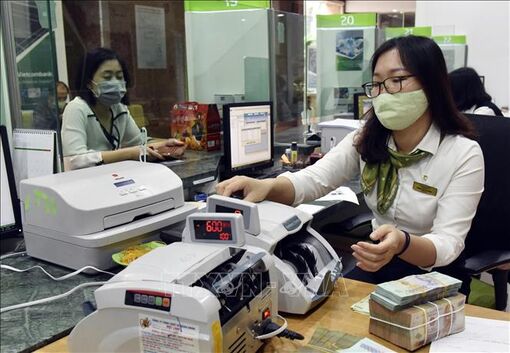 Nhiều ngân hàng tiếp tục hạ lãi suất tiết kiệm