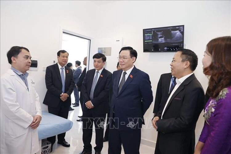 Chủ tịch Quốc hội Vương Đình Huệ thăm Bệnh viện Quốc tế La Vie tại Lào